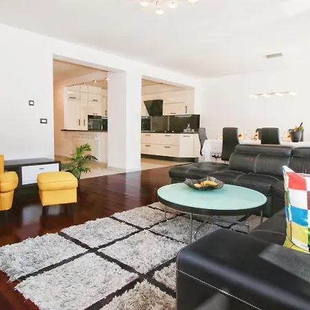 ゲストハウス Esma ロヴィニ